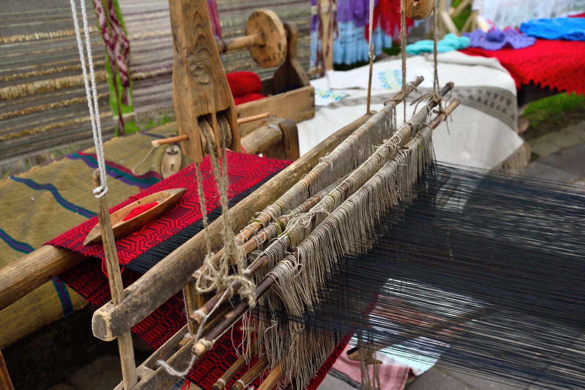 part-of-wooden-loom-RV7A2DL.jpg